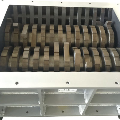 Χαμηλού θορύβου 2000kg/h ελαστικό αυτοκινήτου JWELL που ανακυκλώνει τον καταστροφέα εγγράφων πλαστικών ταινιών δύο άξονων